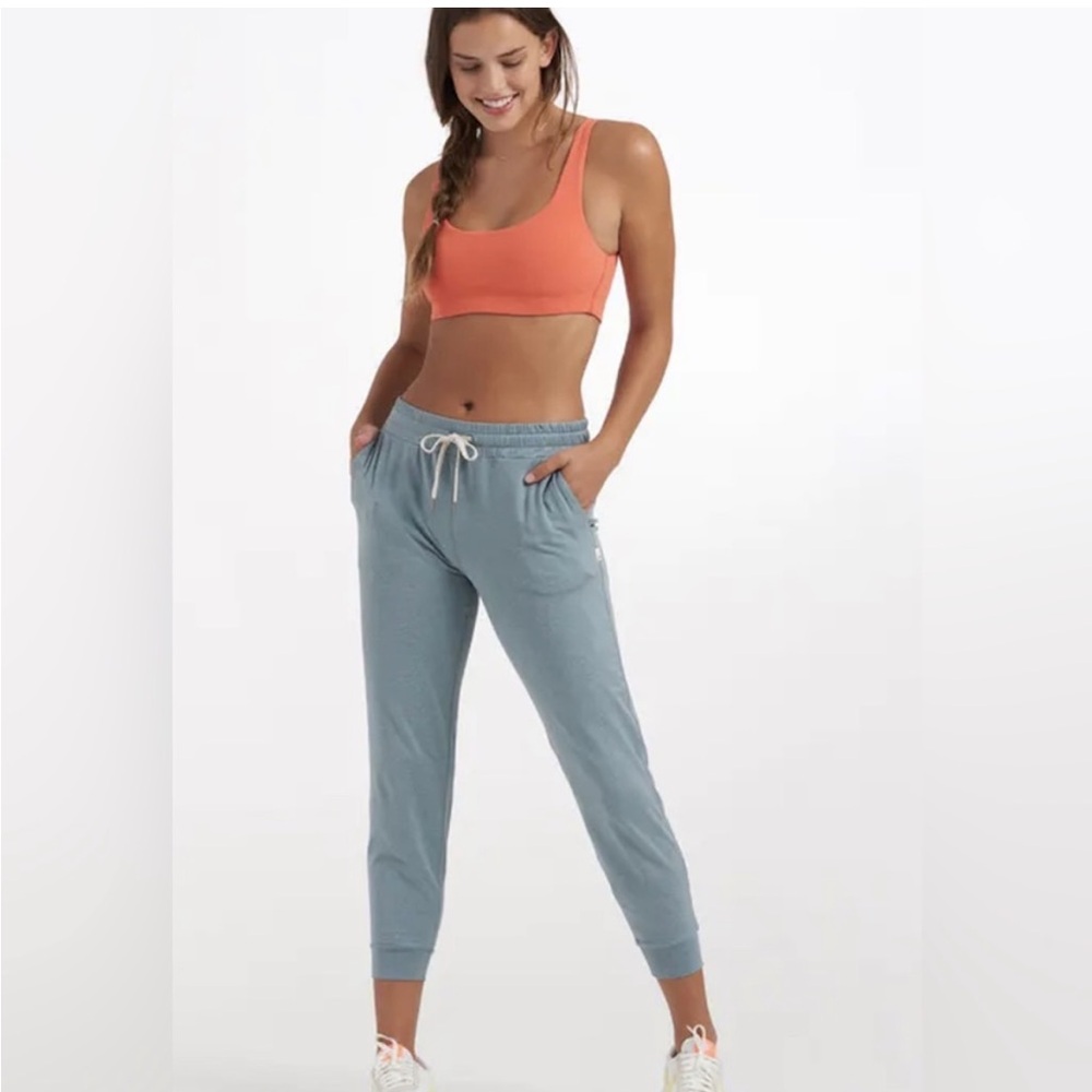 Vuori Women Performance Jogger 
Women's DreamKnit Size XS Light Cloud Heather